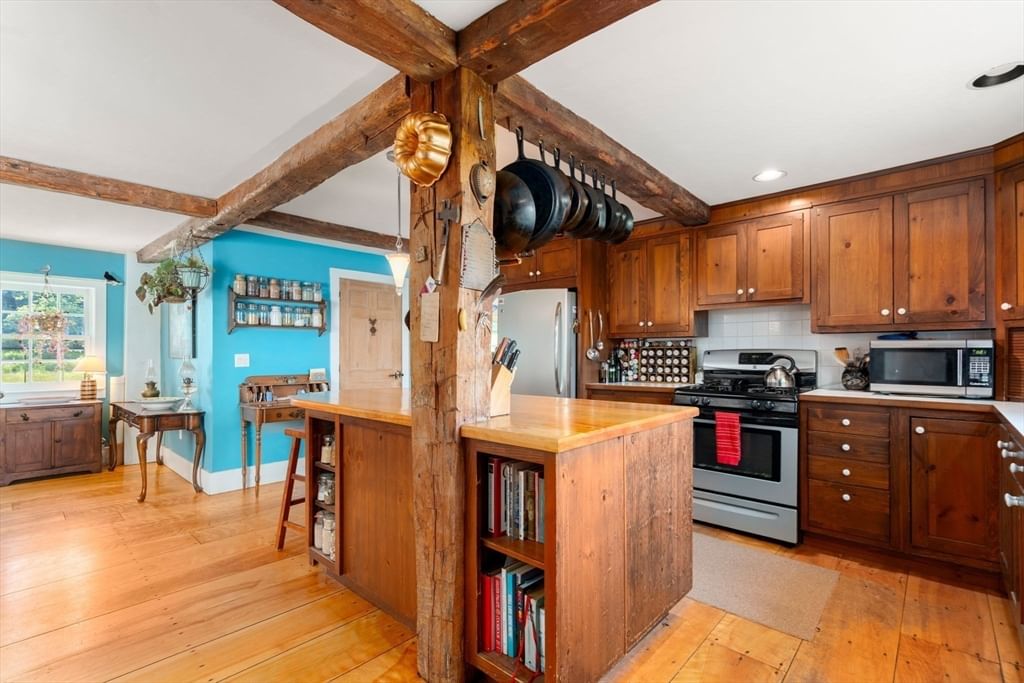 287 Williamsburg, Conway, MA 01096 photo 2