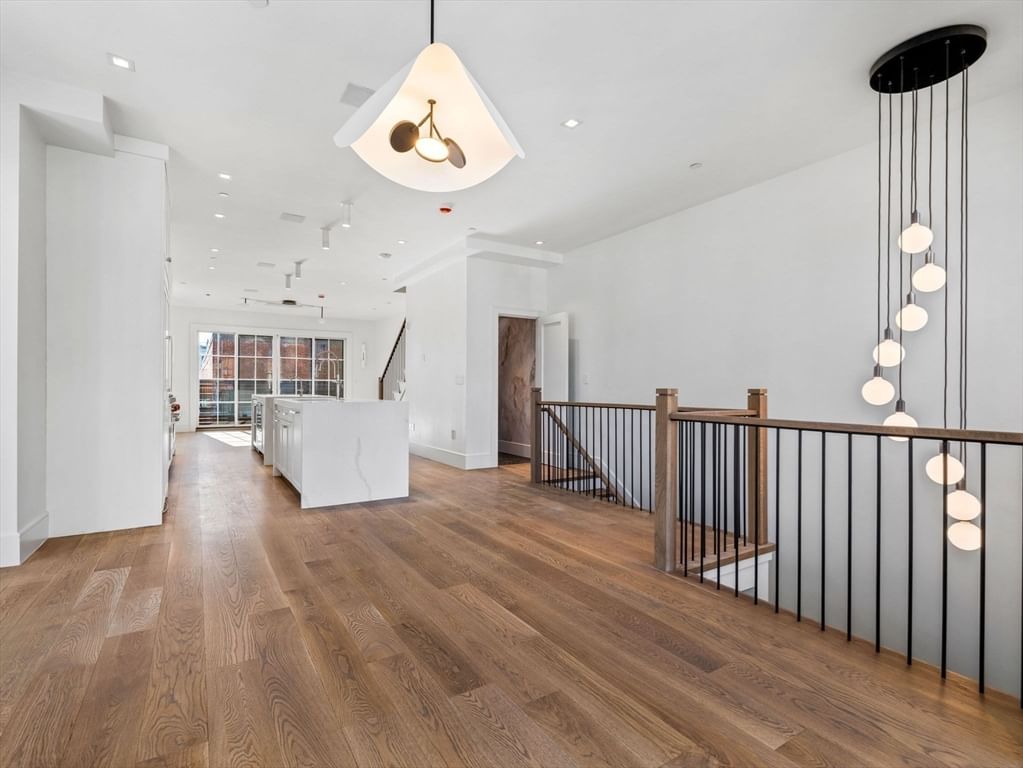 561 E Broadway #561 Boston — Photo 3 of 36