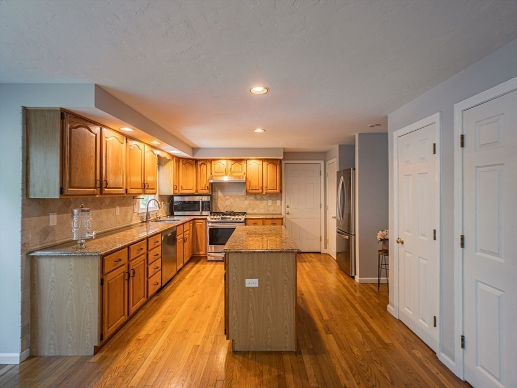 4 Flint Meadow Ln Shrewsbury — Photo 13 of 36