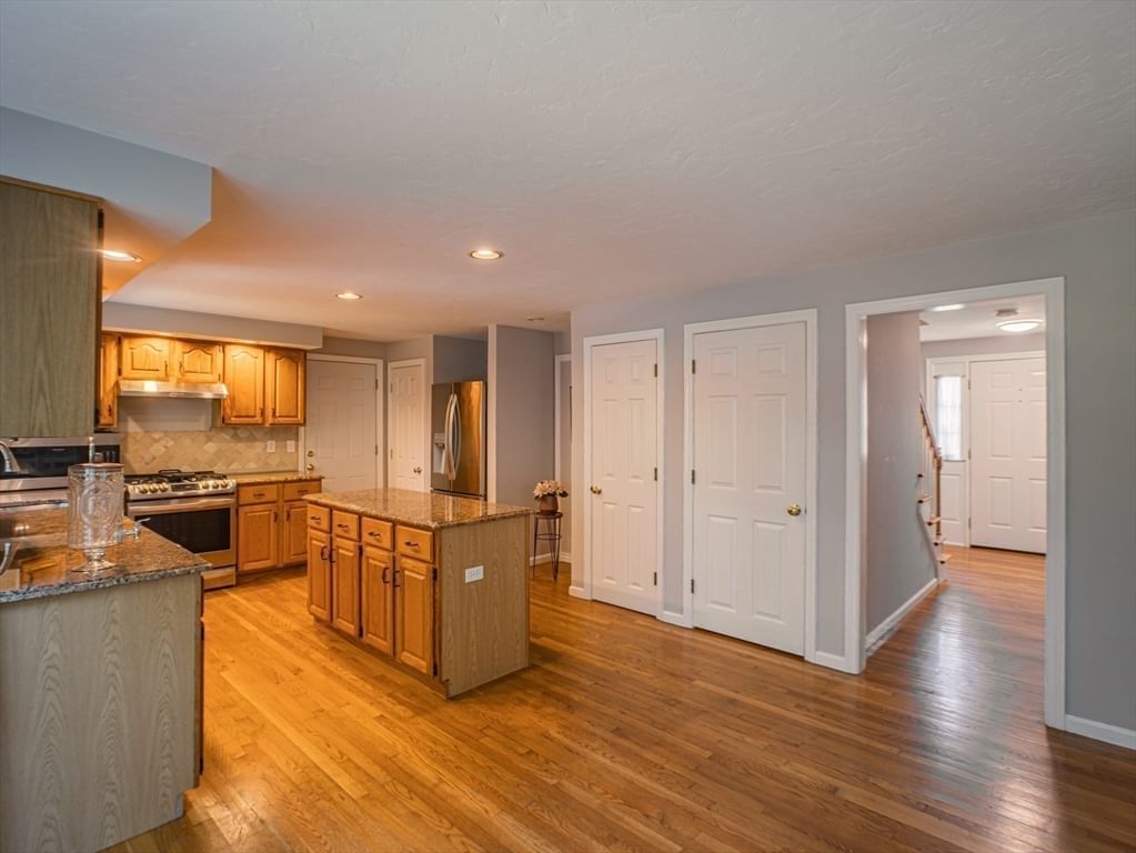 4 Flint Meadow Ln Shrewsbury — Photo 14 of 36