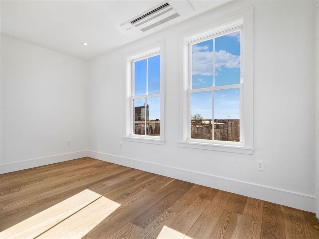 561 E Broadway #561 Boston — Photo 26 of 36