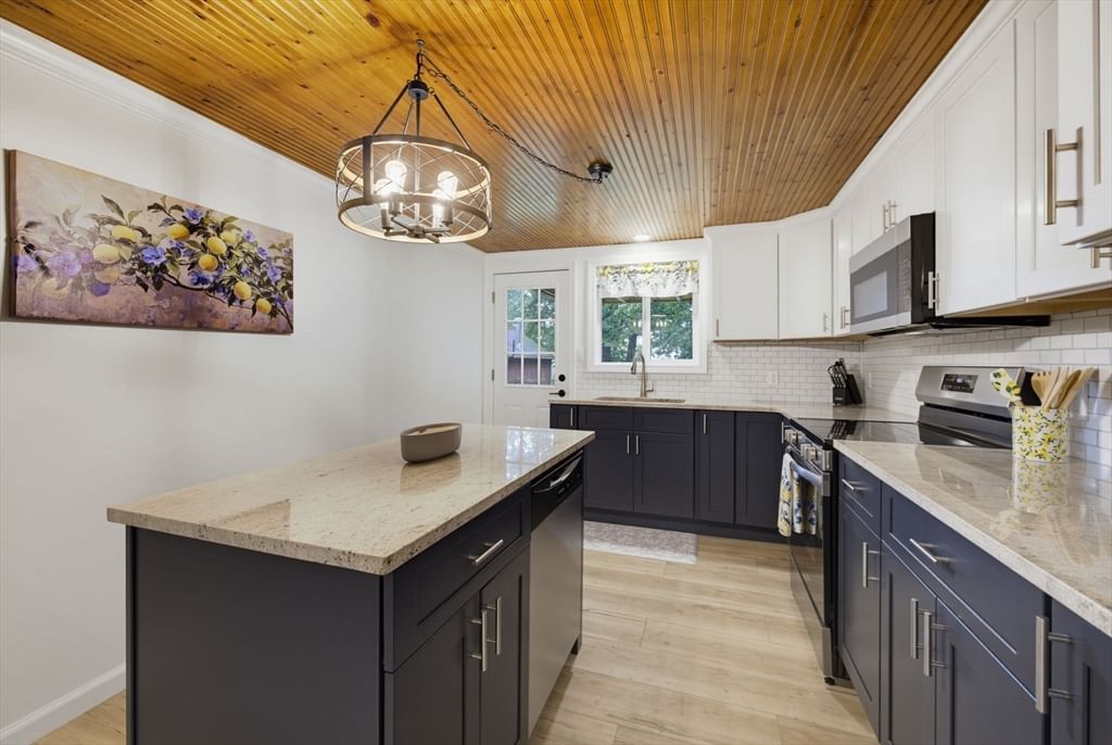 109 N Lake Ave Southwick — Photo 8 of 32