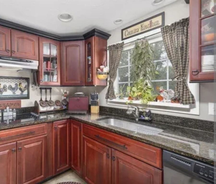 560 Allen Ave North Attleboro — Photo 14 of 27