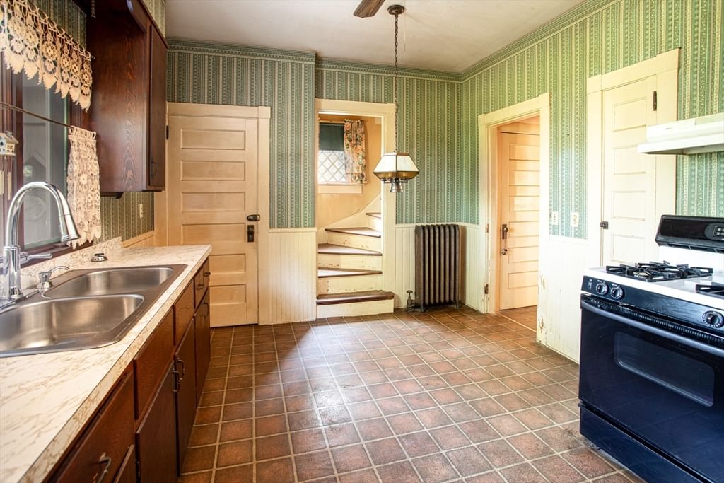 888 Rock St Fall River — Photo 18 of 37