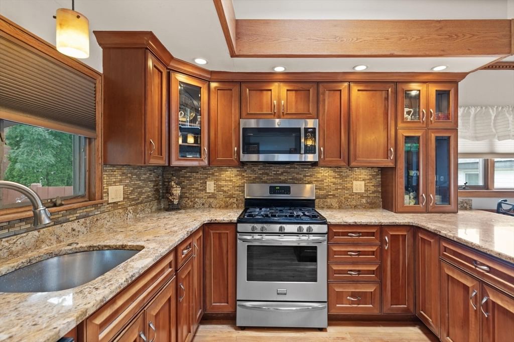 75 Andrews St Medford — Photo 4 of 40