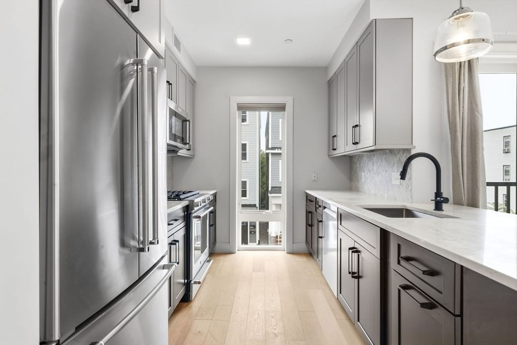 287 Maverick St #U202 Boston — Photo 8 of 18