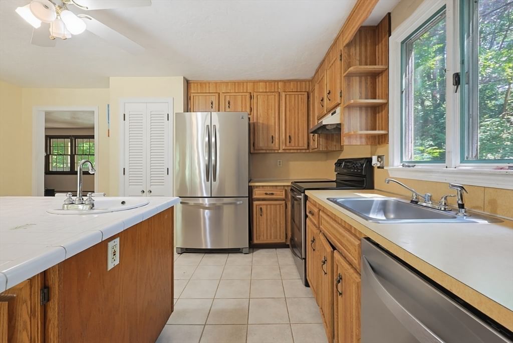 47 Sleepy Hollow Ln Wrentham — Photo 11 of 40