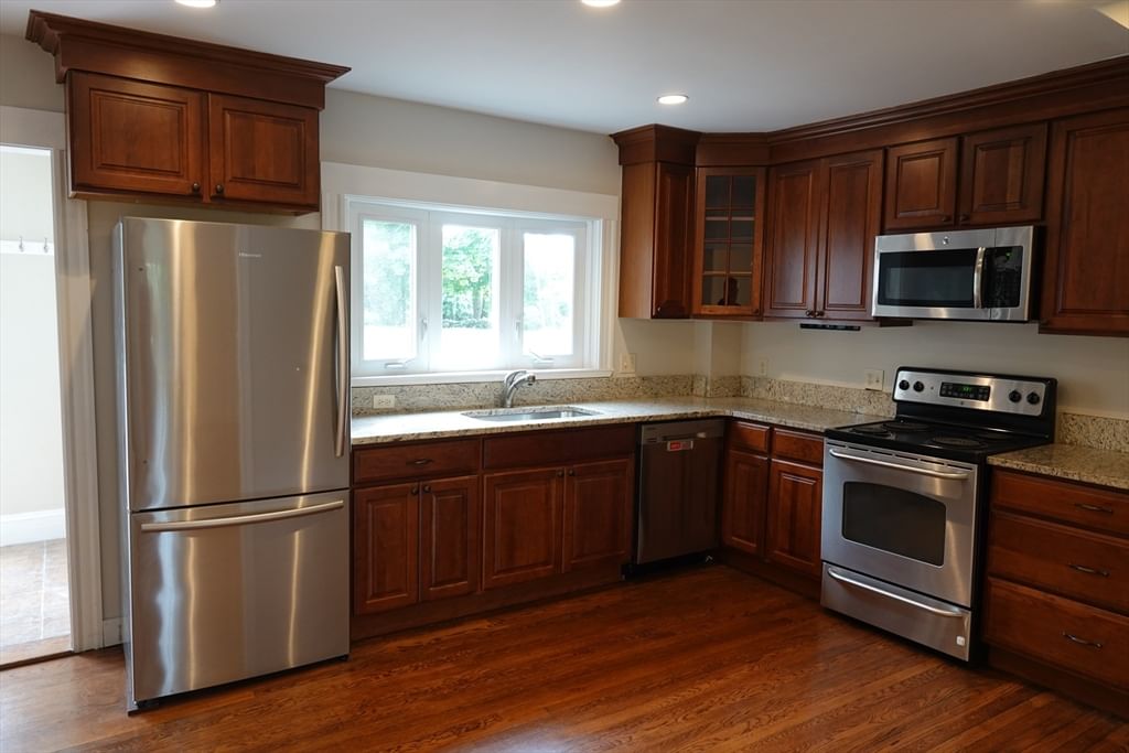 80 Center St, Burlington, MA Photo #4