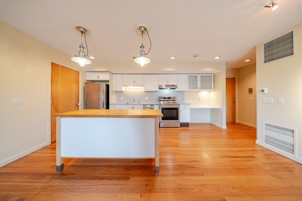 351 Pleasant St #9 Northampton — Photo 8 of 26