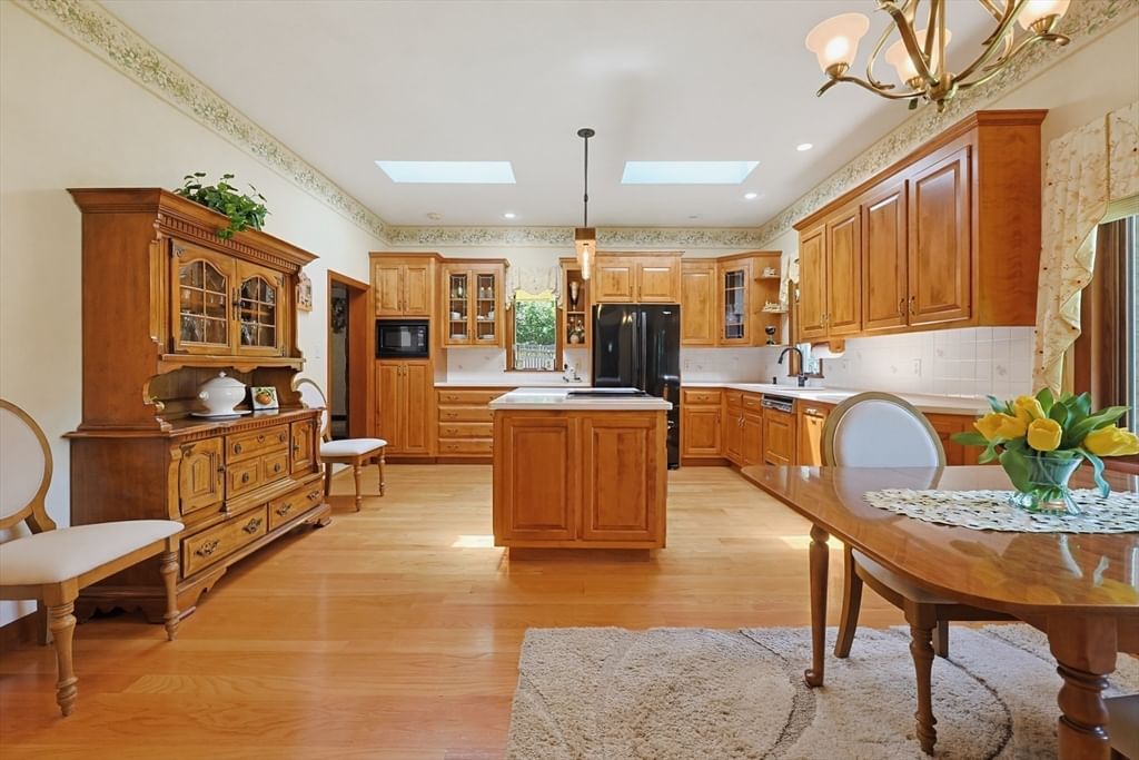 Photo of 665 South St, Walpole, MA