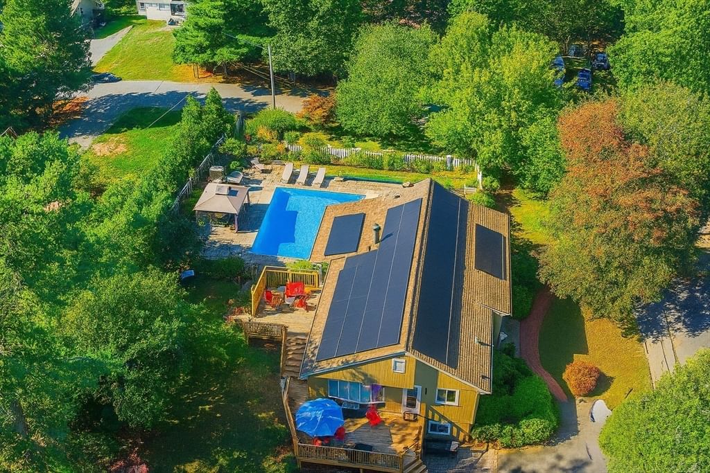Photo of 6 Gary Dr, Mattapoisett, MA