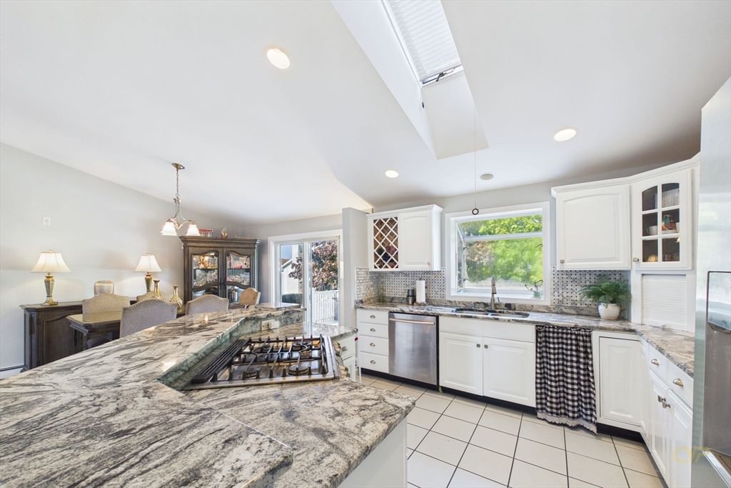 6 Lighthouse Ln New Bedford — Photo 15 of 42