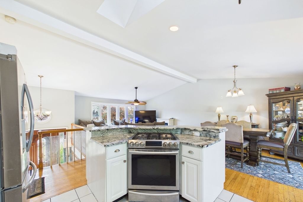 6 Lighthouse Ln New Bedford — Photo 18 of 42