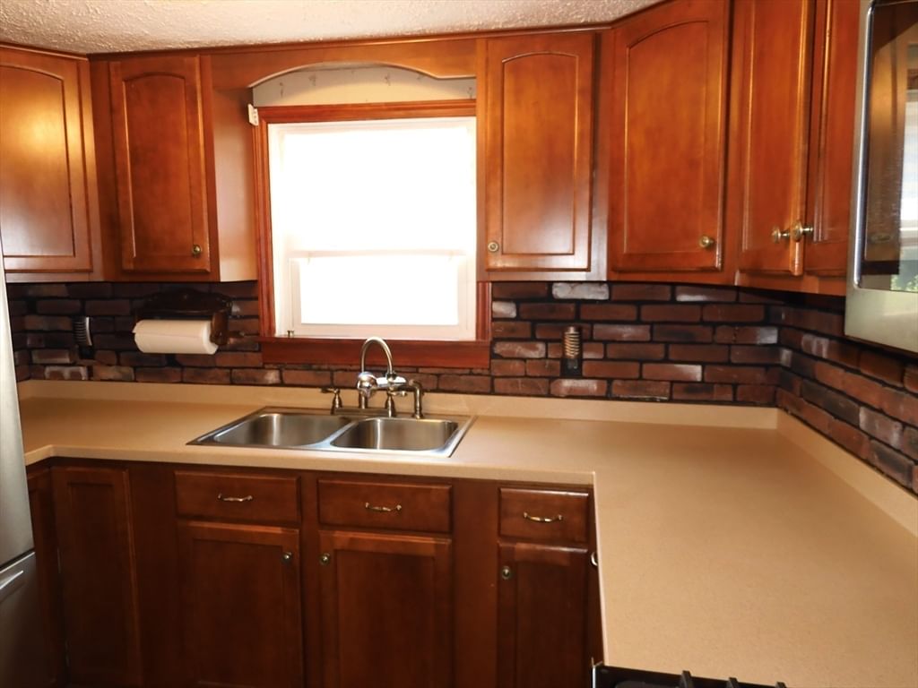 146 Bridle Rd Billerica — Photo 10 of 27