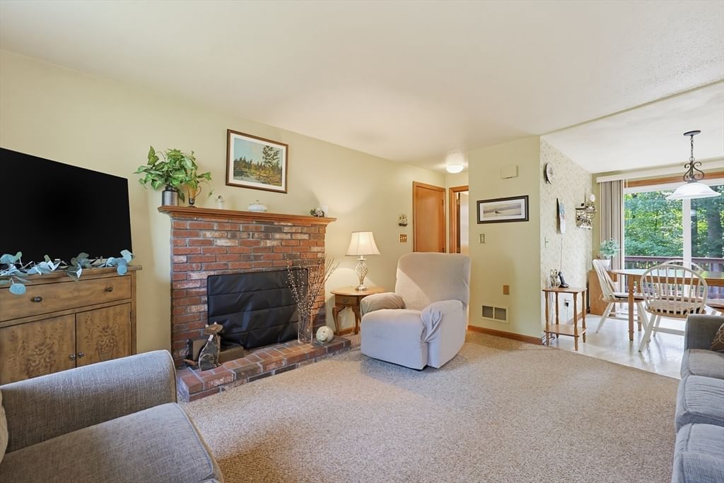 7 Hazeltine Rd, Upton, MA 01568 photo 3
