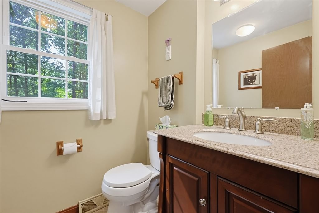 7 Hazeltine Rd, Upton, MA 01568 photo 5