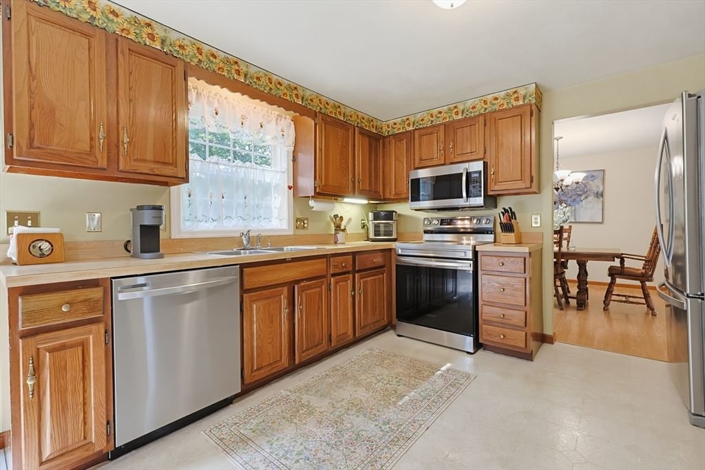 7 Hazeltine Rd, Upton, MA 01568 photo 2