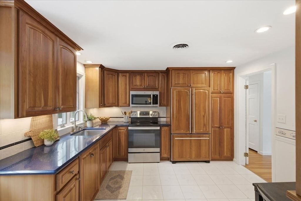 10 Wildwood Dr, Medfield, MA 02052 photo 2