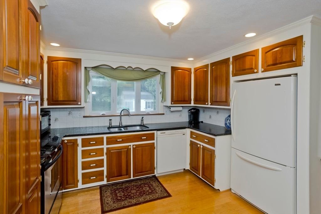 210 Steiger Dr, Westfield, MA Photo #9