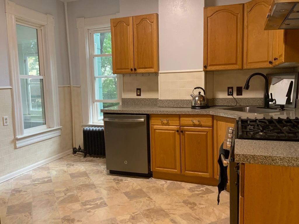 213 Locust St, Holyoke, MA, 213 Locust St, Holyoke, MA Photo #2