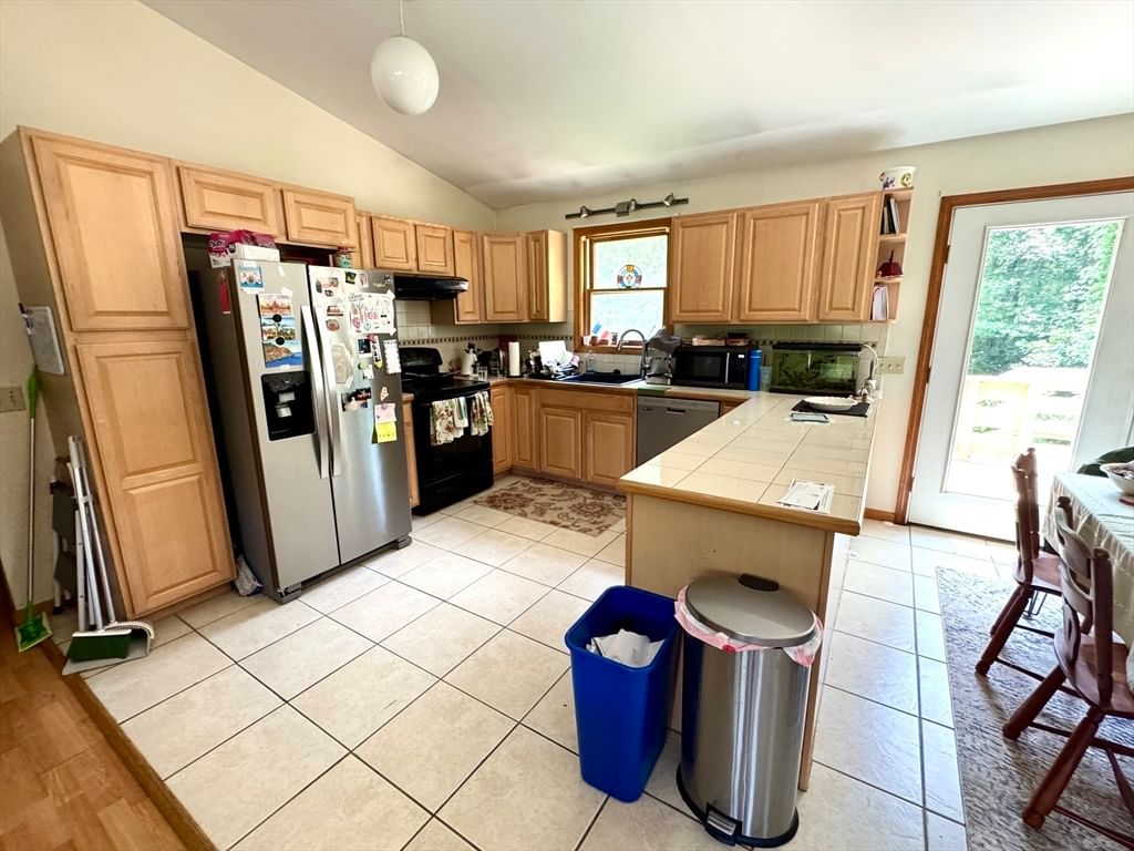 539 Pulpit Hill Rd Amherst — Photo 2 of 37