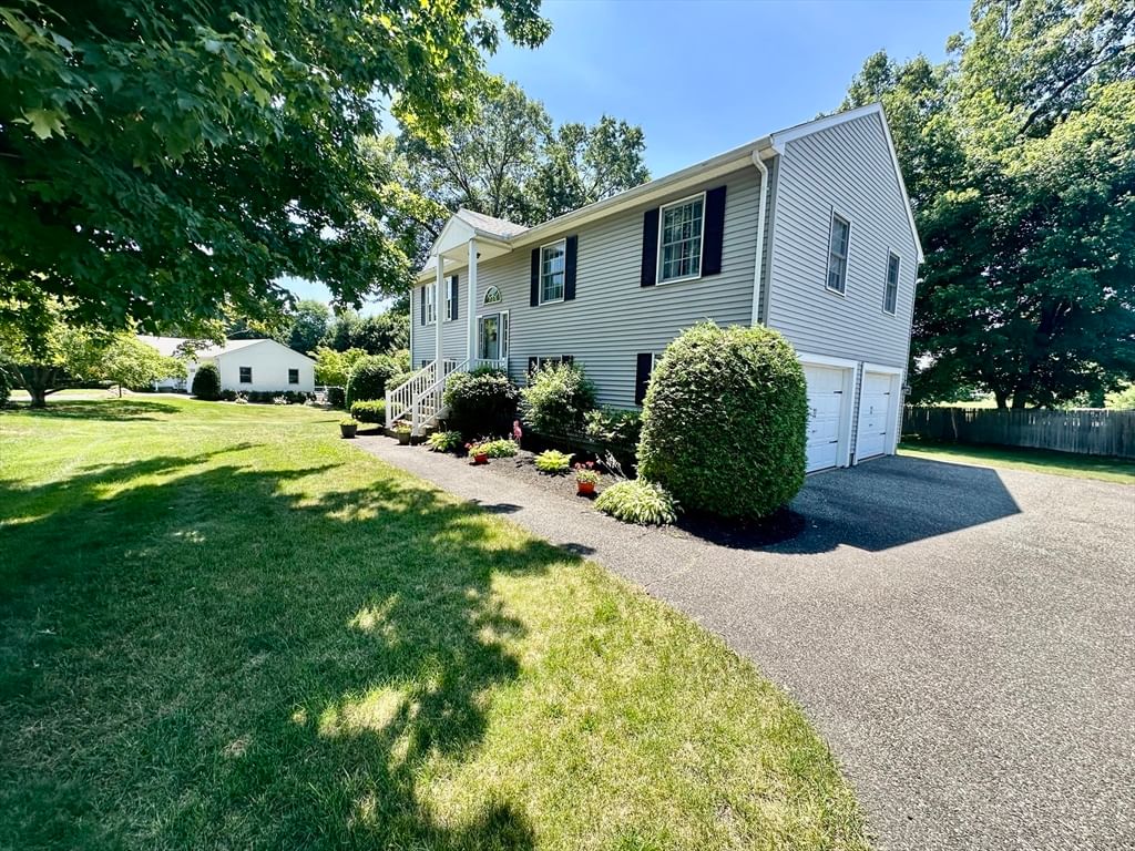 43 Zachary Ln Agawam — Photo 2 of 24