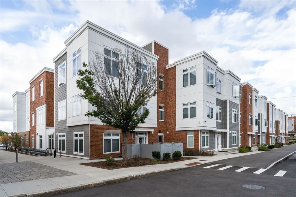 60 Cross St E #105 Somerville — Photo 1 of 25