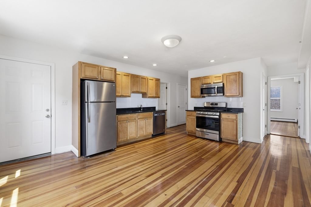 41 Harbor St #4 Salem — Photo 3 of 39