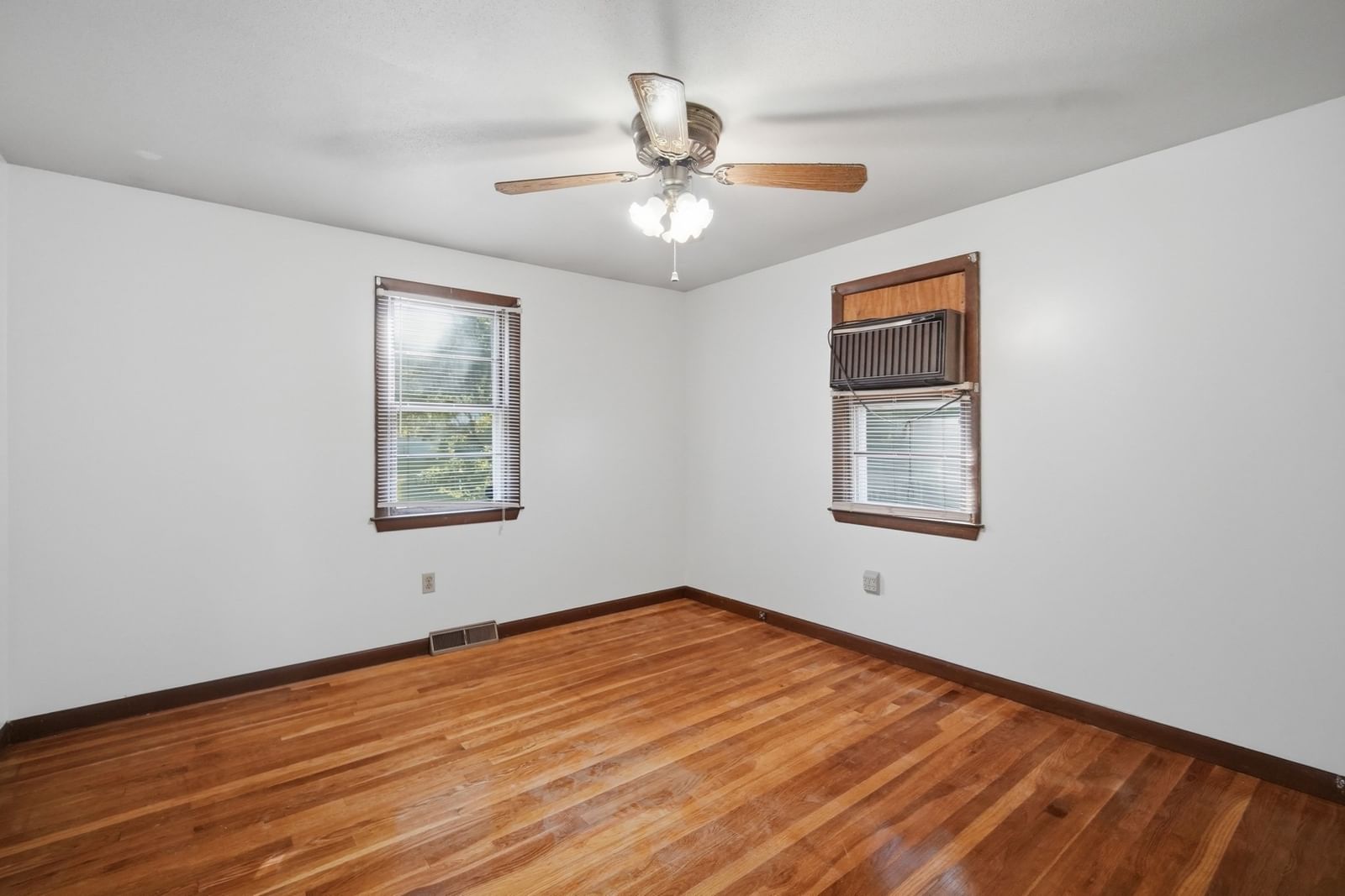 74 Leatherleaf Dr Springfield — Photo 10 of 25