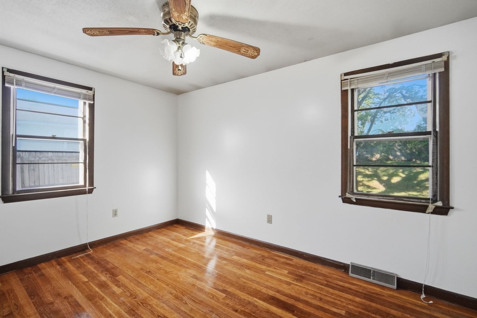 74 Leatherleaf Dr Springfield — Photo 9 of 25