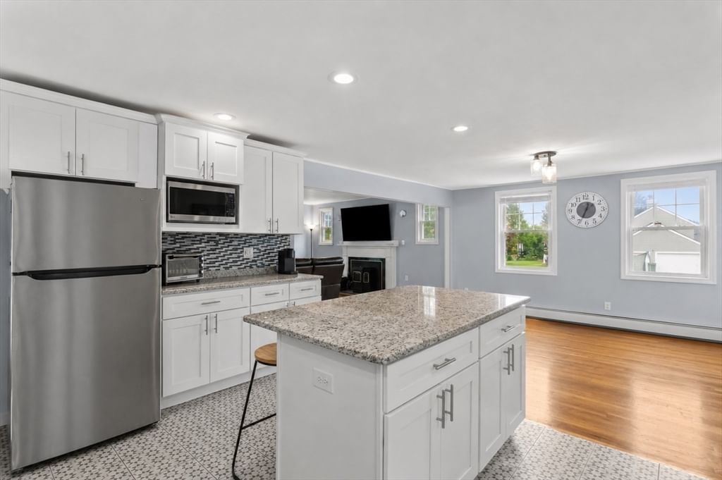 10 Wesley Dr, Leicester, MA 01524 photo 2