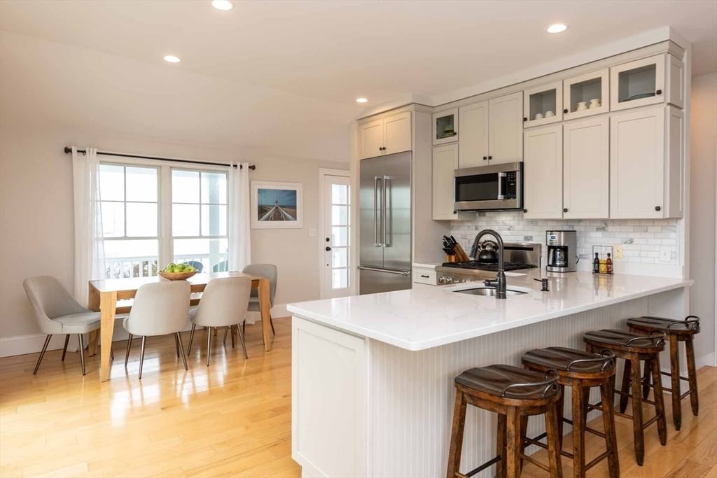 28 Beach Rd Oak Bluffs — Photo 11 of 40