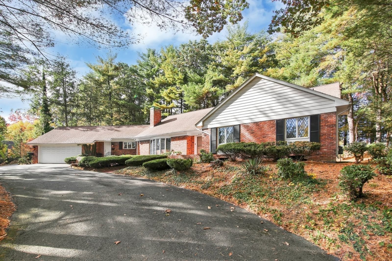208 Tanglewood Dr Longmeadow — Photo 2 of 39