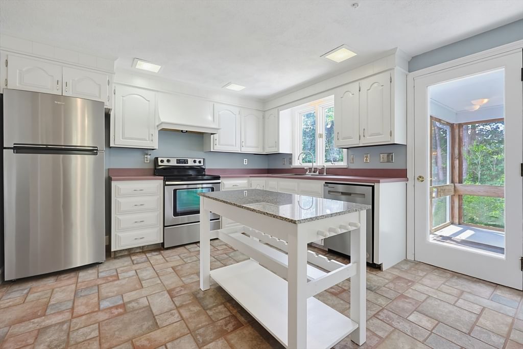 86 North Ave, Mendon, MA 01756 photo 2