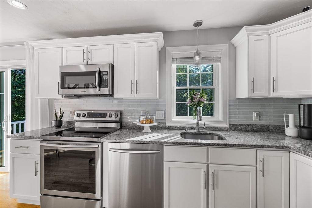19 Green St, Berkley, MA 02779 photo 2