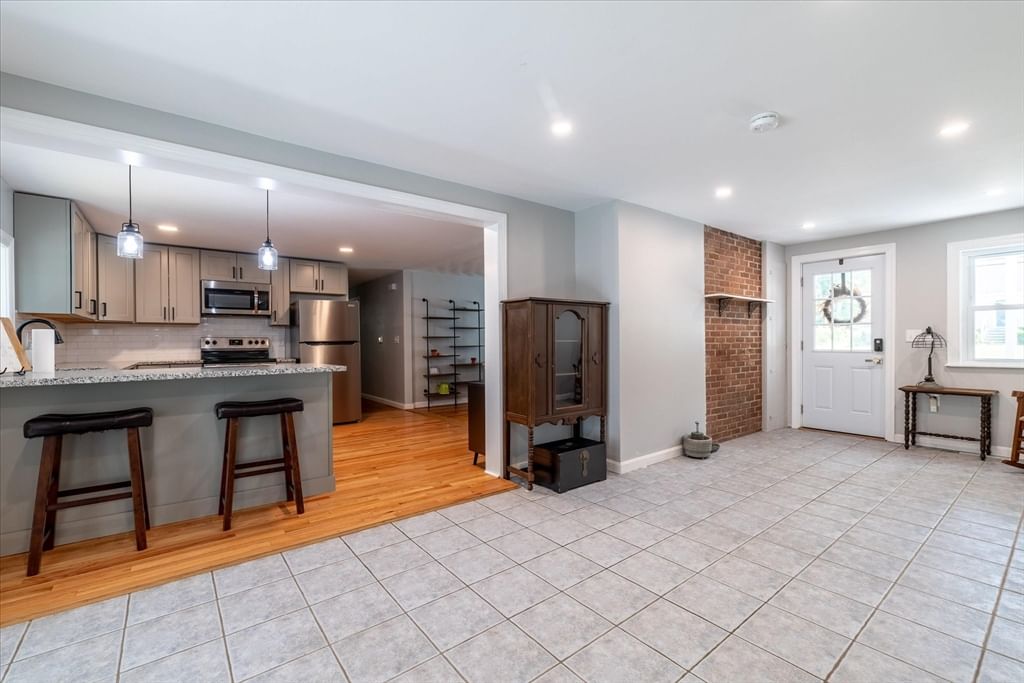 13 Curley Dr Hudson — Photo 12 of 30