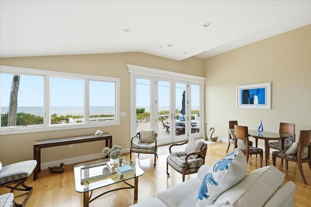 163 Beach Ave Hull — Photo 4 of 42