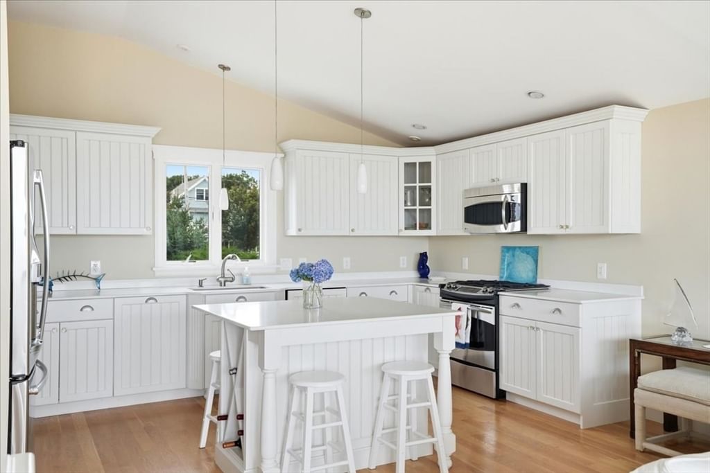 163 Beach Ave Hull — Photo 8 of 42