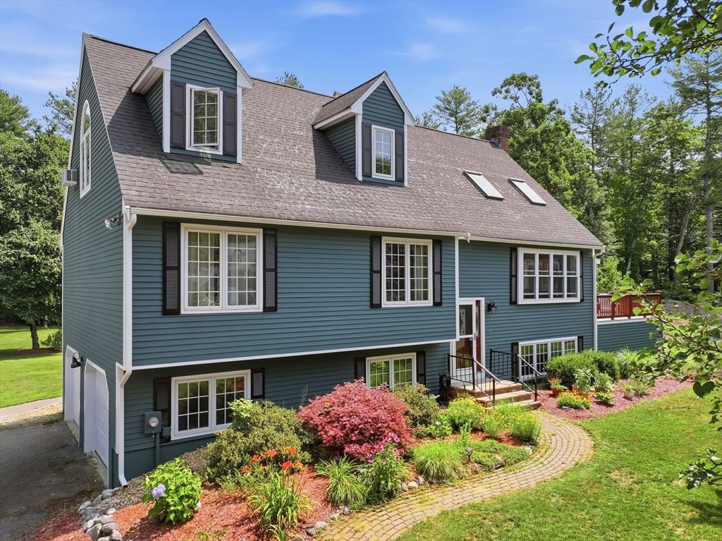 Property at 24 Piccadilly Circle, Holden, MA 01522