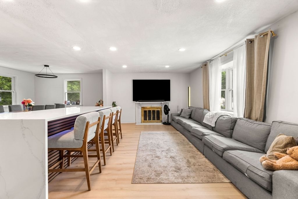 64 Spring View Drive Lynn — Photo 3 of 40