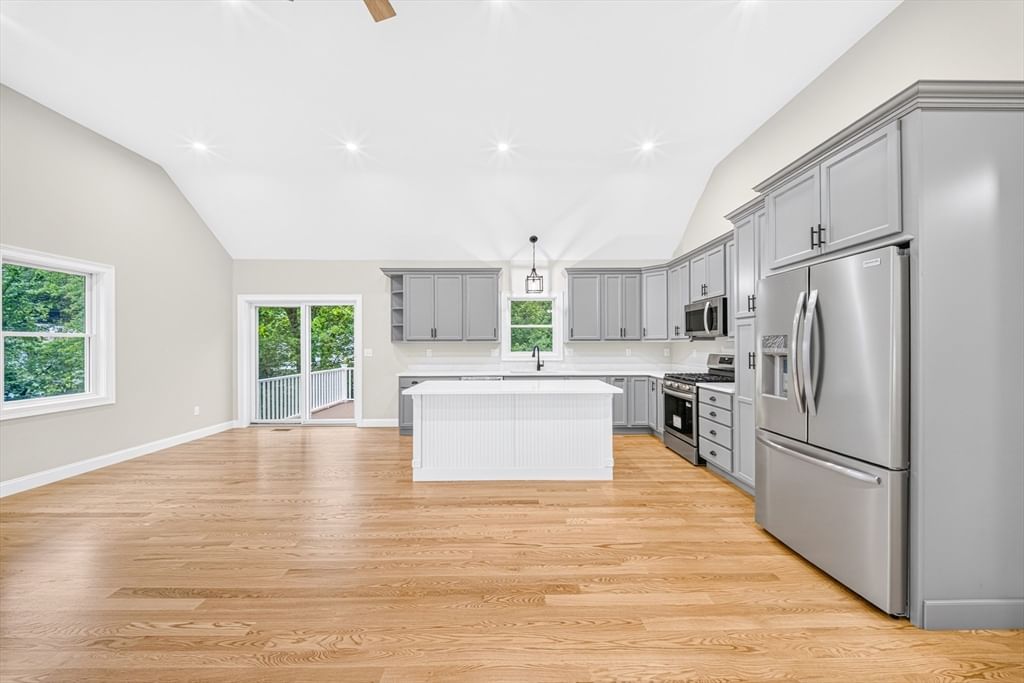 6 Mchugh Ave Billerica — Photo 4 of 42