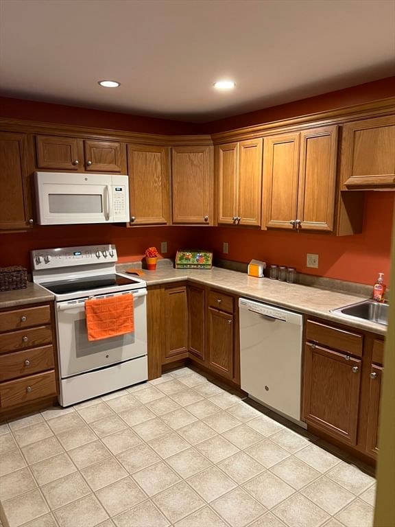 7 Crescent Way #312 Sturbridge — Photo 3 of 22