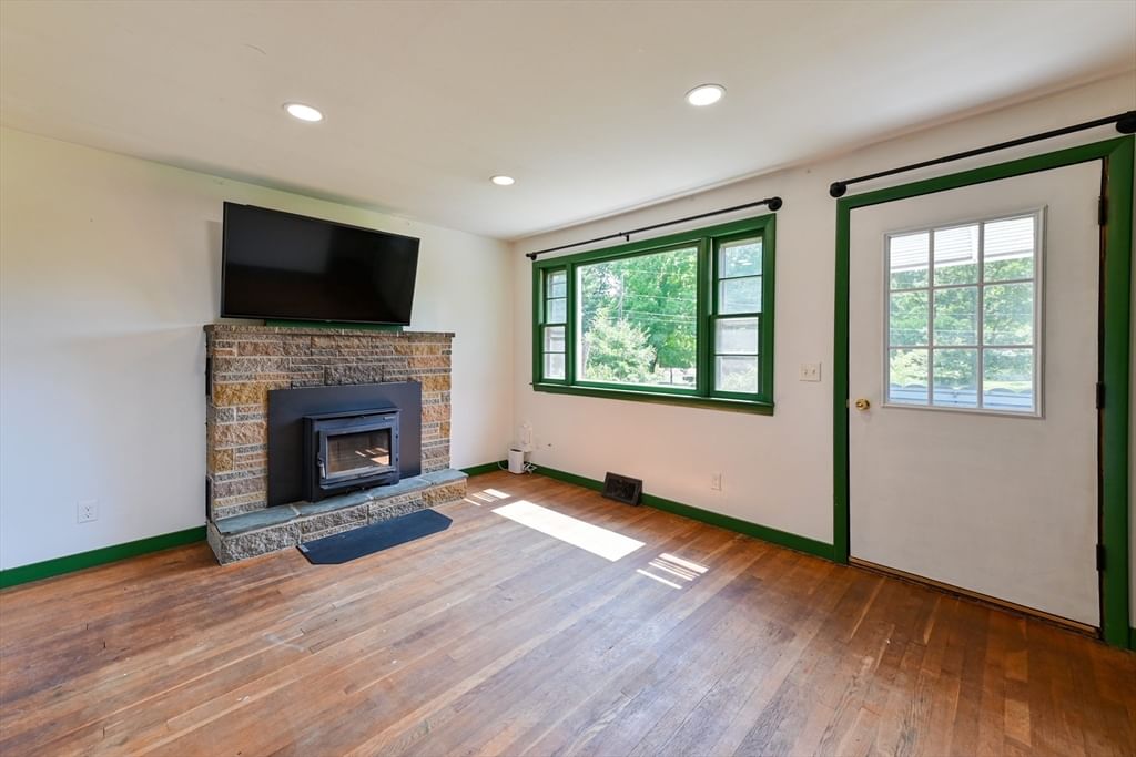 7 Darrel Ave Granby — Photo 3 of 29