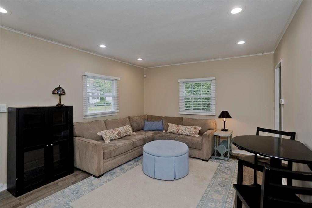 29 Lawnwood Ave Longmeadow — Photo 3 of 29