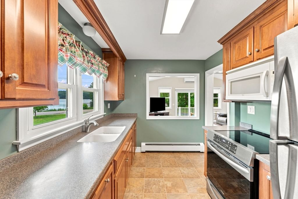 71 School St, Upton, MA 01568 photo 2