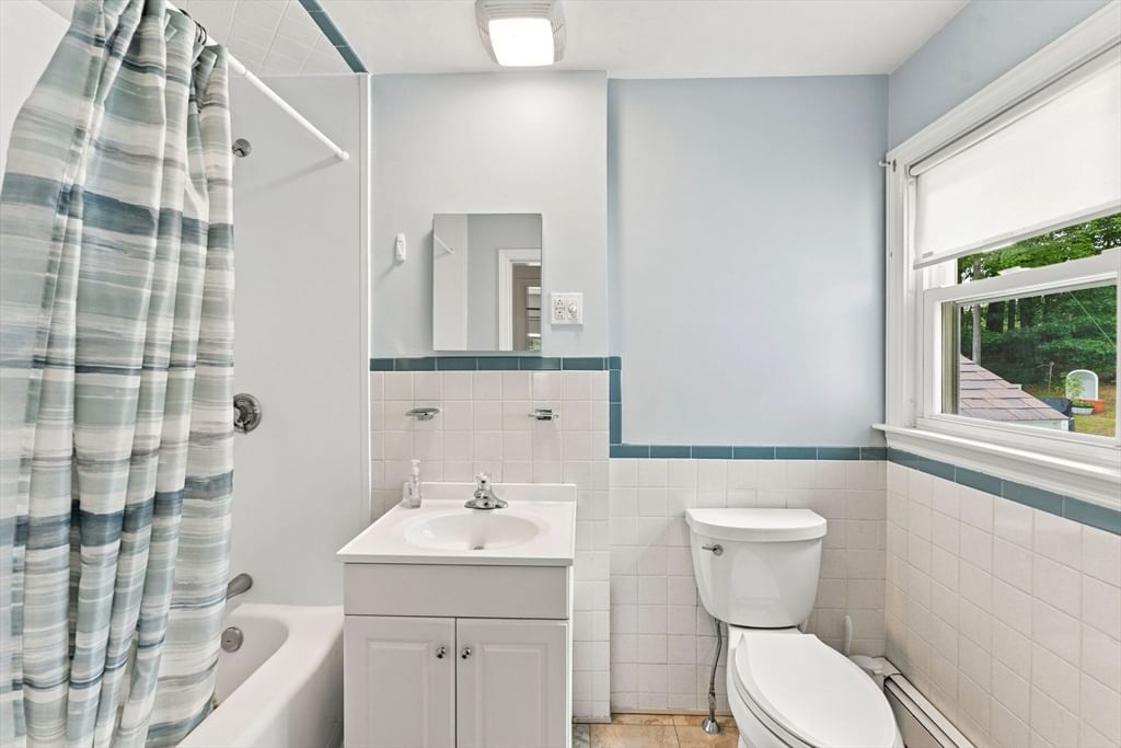 71 School St, Upton, MA 01568 photo 5