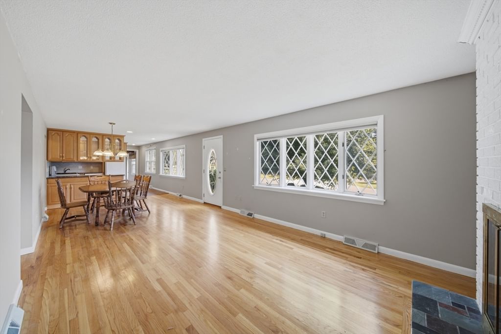159 Mountainview Rd East Longmeadow — Photo 7 of 37