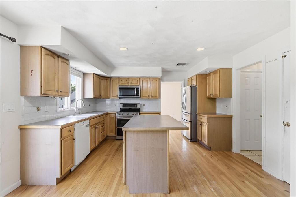 68 Burlington Street Woburn — Photo 7 of 40