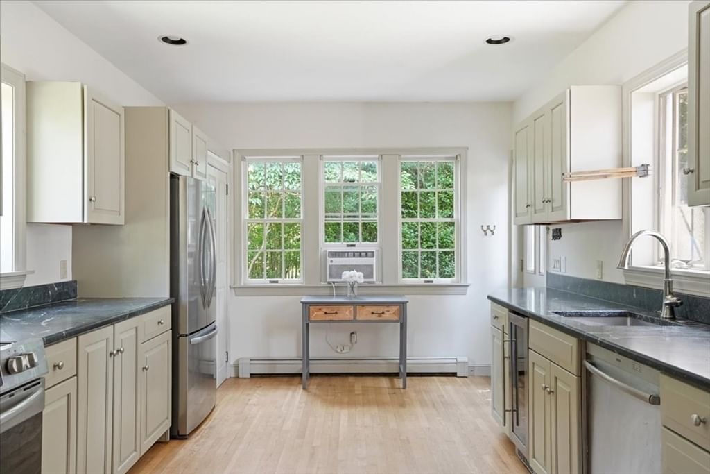 424 Main St Hingham — Photo 2 of 31