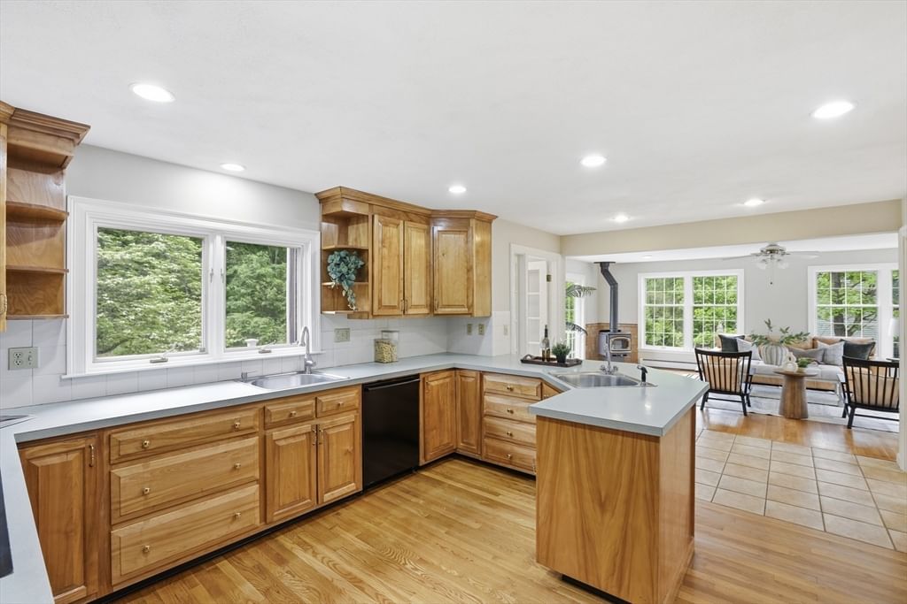 106 Concord Rd Bedford — Photo 5 of 38